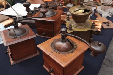 Chiaveri, İtalya - 13 Eylül 2025. Avrupa, İtalya 'da bit pazarı. Eski antika eşyalar. Kentteki masalarda kahve öğütücüsü. Tasarım için geriye dönük nesneler. Yüksek kalite fotoğraf