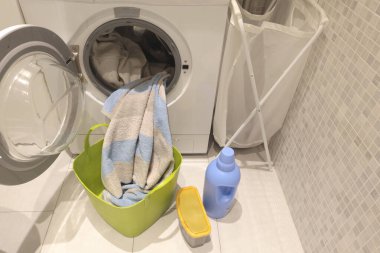 Evde çamaşırhane var. Çamaşır makinesi ve çamaşır dolabı. Temizlik ve yaşam tarzı. Faaliyetler, ev temizliği. Yüksek kalite fotoğraf