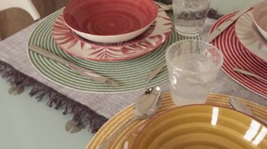 Masada egzotik yapraklı porselen tabaklar. Ev mutfağı servisi. Sağlıklı beslenme ve estetik. Yüksek kalite 4k görüntü