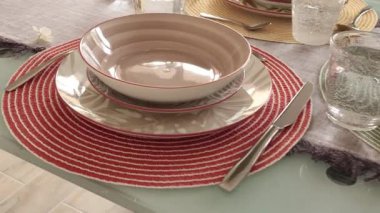 Masada egzotik yapraklı porselen tabaklar. Ev mutfağı servisi. Sağlıklı beslenme ve estetik. Yüksek kalite 4k görüntü