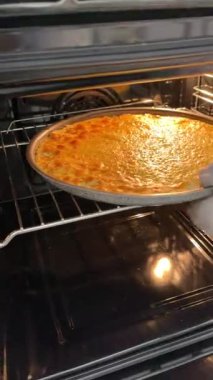 Kimliği belirsiz biri fırında nohut unu ile tavaya döner. Sağlıklı beslenme ve evde nohut ekmeği yapma. Vejetaryenlik, kolesterolsüz ve glütensiz gıdalar. Yüksek kalite 4k görüntü