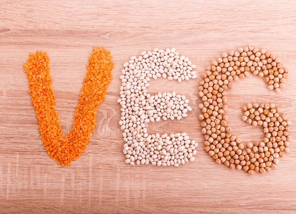 Wort vegan aus Linsen, Buchweizen, Bohnen, Reis und Kichererbsen — Stockfoto