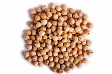 Beyaz arka plan üzerinde izole kırmızı mercimek yığını. 