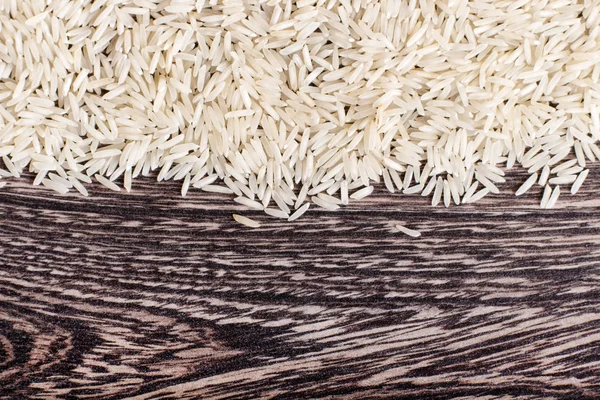 바스마티 쌀의 식감. 회색 나무 배경에. — 스톡 사진