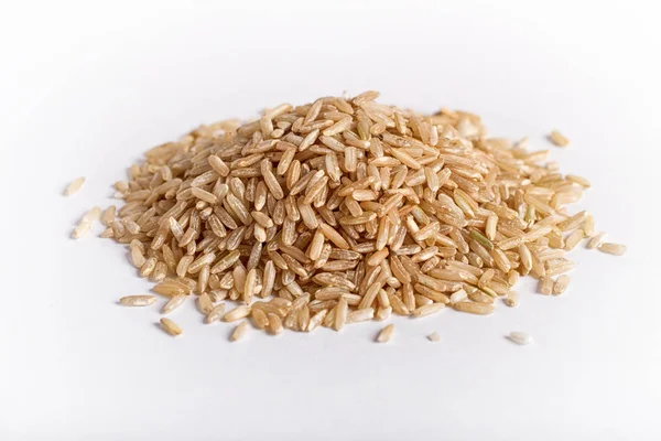 Beyaz arkaplanda izole edilmiş kahverengi pirinç yığını. 