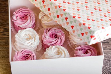 pembe ve beyaz zephyr ile kutu 