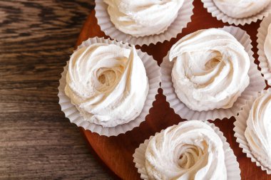  yuvarlak ahşap tahta üzerinde beyaz marshmallow (zephyr) 