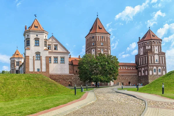 Starożytny odrestaurowany zamek w mieście Mir — Zdjęcie stockowe