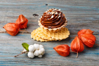  Tatlı waffle, krem ve physalis ahşap bir backgr üzerinde kek