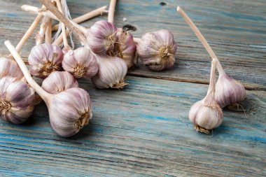 ahşap bir arka plan üzerinde menekşe sarımsak