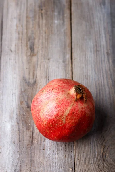 Granat auf einem Holzgrund — Stockfoto