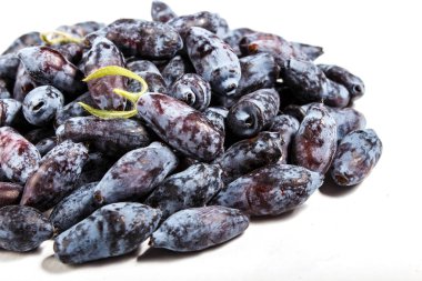 Mavi hanımeli kazık (Lonicera caerulea) veya Haskap berry olduğunu