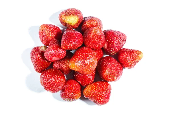 Haufen Erdbeeren isoliert auf weißem Hintergrund. — Stockfoto