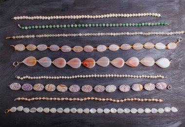 siyah bir arka plan üzerinde yarı değerli taş boncuk seti