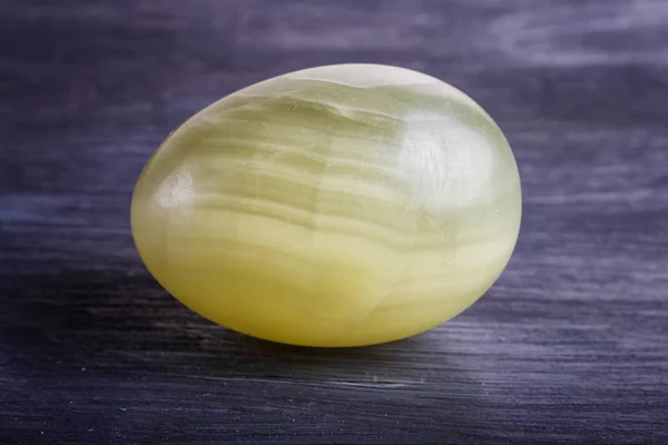 Huevo de ónix verde sobre fondo negro — Foto de Stock