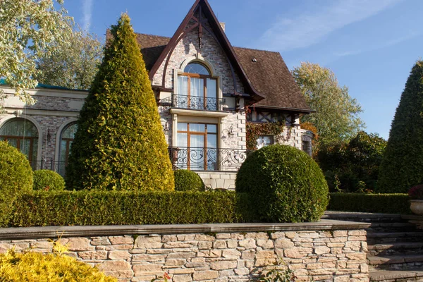 Taş merdivenli ve istinat duvarı olan yazlık bahçe 