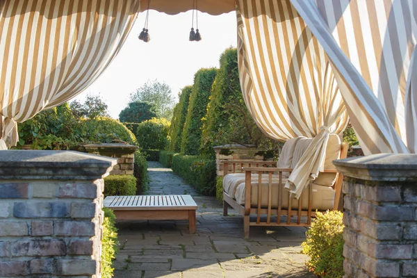 yazlık bahçede modern çardak