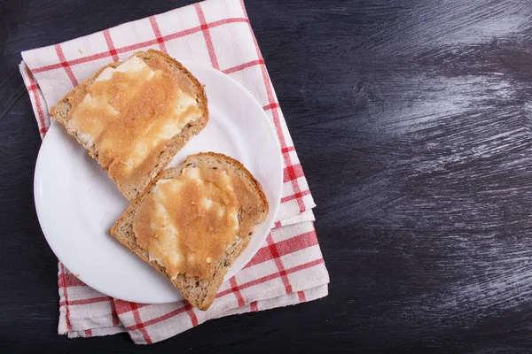 Szendvicseket Pollock ROE egy fehér lemez, a fekete backgro — Stock Fotó