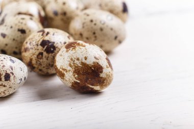 bıldırcın yumurtası Beyaz ahşap zemin üzerinde.