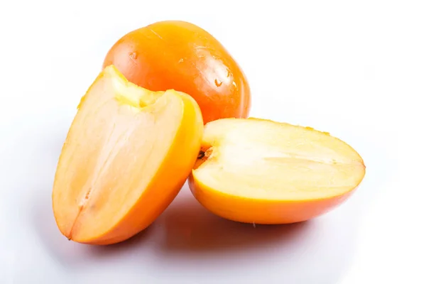 Reife orange Persimmon isoliert auf weißem Hintergrund. — Stockfoto