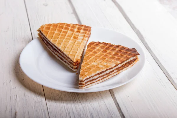 Beyaz w tabakta haşlanmış yoğunlaştırılmış süt ile waffle sandviç — Stok fotoğraf