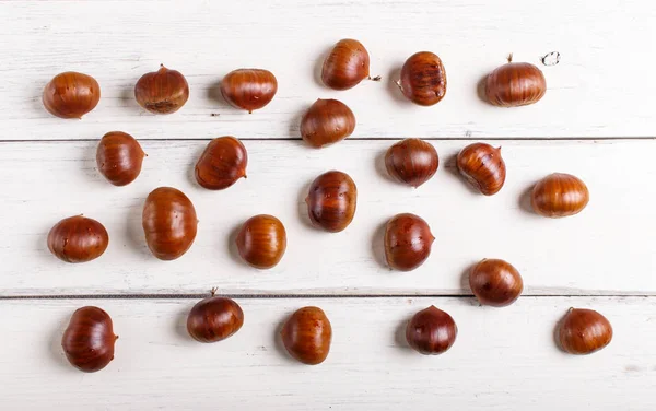 Stapel Zoete Kastanjes Witte Houten Achtergrond — Stockfoto