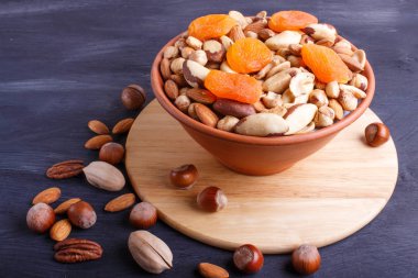 Siyah ahşap ba seramik kase fındık karışık farklı türde