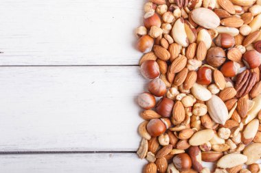 Co ile beyaz ahşap arka plan üzerinde fındık Karışık farklı türde