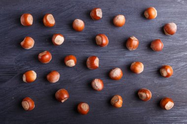 Siyah ahşap backgrou üzerinde fındık yapılmış desen ve doku