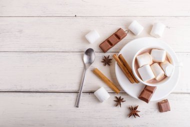 beyaz ahşap marshmallow ve baharat ile sıcak çikolata bir fincan