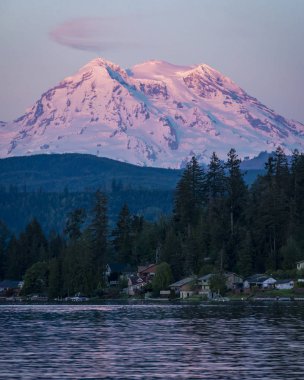 Mor ve pembe günbatımı afterglow Pacific Northwest dünya ünlü dağ simgesel yapı üzerinde