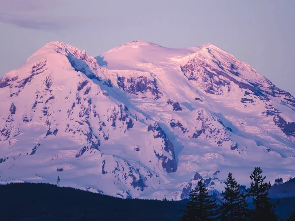 Zoomed Vista Del Pacífico Noroeste Icónico Pico Montaña Con Iluminación —  Fotos de Stock