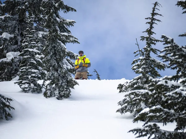 Man Wearing Yellow Jacket Snow Covered Mountains — Stock Photo, Image