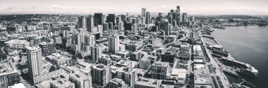 Büyük siluetgökdelen binaları ile Elliot Bay iskeleler üzerinde stilize geniş panoramik drone perspektifi