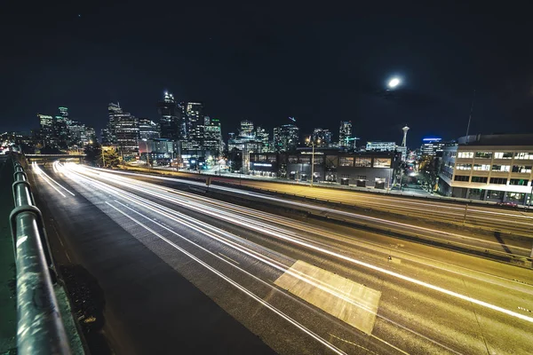 Gece şehir merkezinde metropolde geniş açılı uzun pozlama fotoğrafçılığı