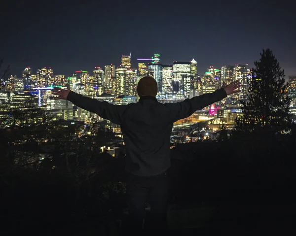 Cara Com Mãos Largas Celebrando Vida Com Vista Para Paisagem — Fotografia de Stock