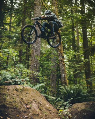 Bisikletten Atlayan Adam Ormanda Toprağın Üzerinde Yükseliyor