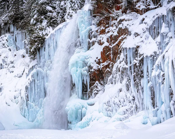 Высокий Франклин Фоллс Заморозил Ледяную Стену Краю Замерзающей Реки Стоковое Фото