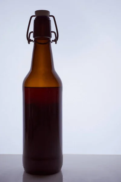 Silueta Color Una Botella Cerveza Con Corcho Sobre Fondo Blanco —  Fotos de Stock