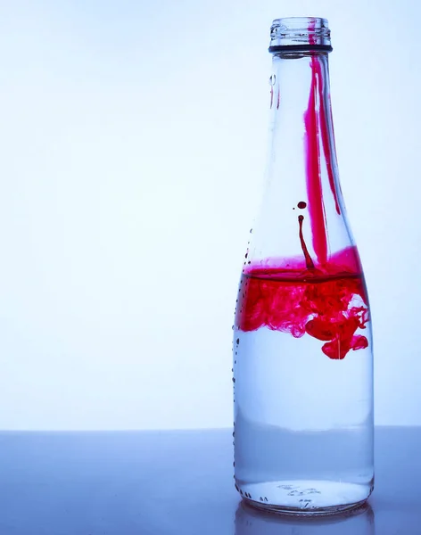 Rode Inkt Gemengd Met Water Een Glazen Fles Een Lichte — Stockfoto