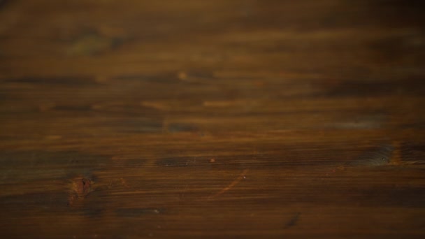 Крекери з борошна падають на дерев'яну дошку — стокове відео