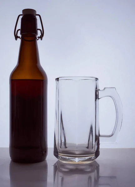 Silueta Color Una Botella Cerveza Con Corcho Sobre Fondo Blanco —  Fotos de Stock