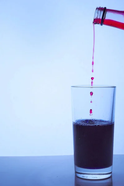 赤ワインを青い液体でグラスカップに注ぐ 高品質の写真 — ストック写真