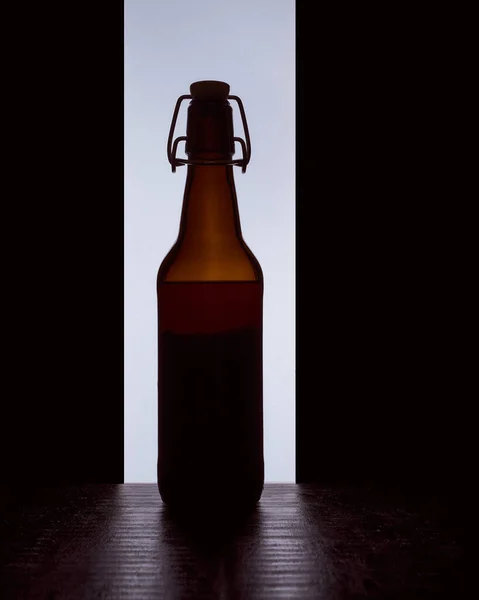 Gekleurd silhouet van een bierflesje met een kurk op een zwart witte achtergrond — Stockfoto