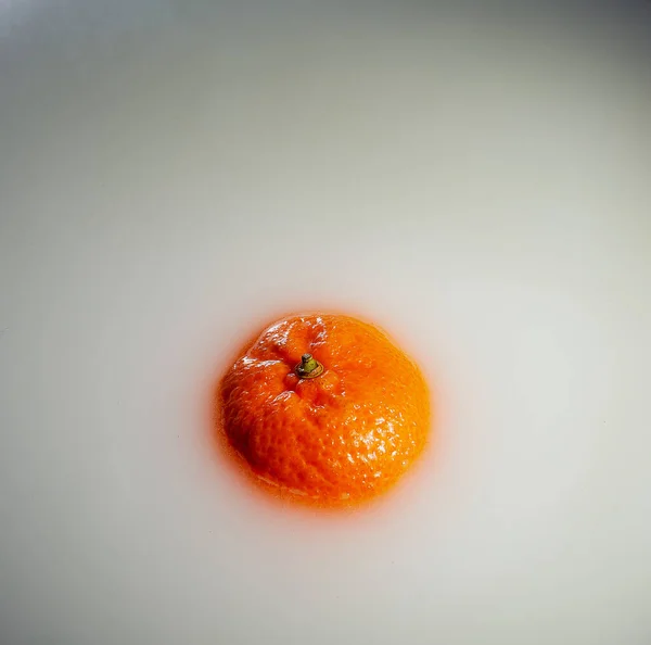 Érett Mandarin Úszik Tejelő Folyadék Közelről Kiváló Minőségű Fénykép — Stock Fotó