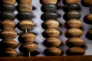 Eski ahşap kaplama beyaz arka planda yakın çekim yapıyor. Yüksek kalite fotoğraf