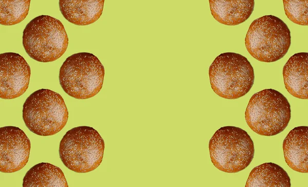 Muster Mit Gerahmten Burger Brötchen Auf Gelbem Hintergrund Hochwertiges Foto — Stockfoto