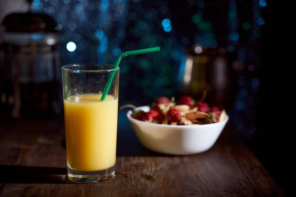 Jugo Naranja Vaso Alto Con Tubo Verde Sobre Fondo Azul —  Fotos de Stock