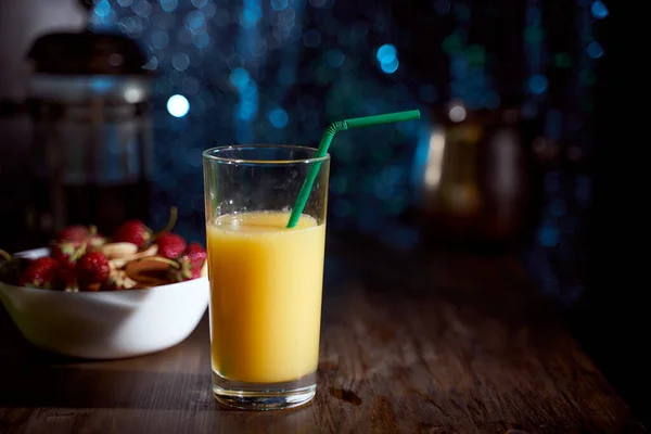 Jugo Naranja Vaso Alto Con Tubo Verde Sobre Fondo Azul —  Fotos de Stock