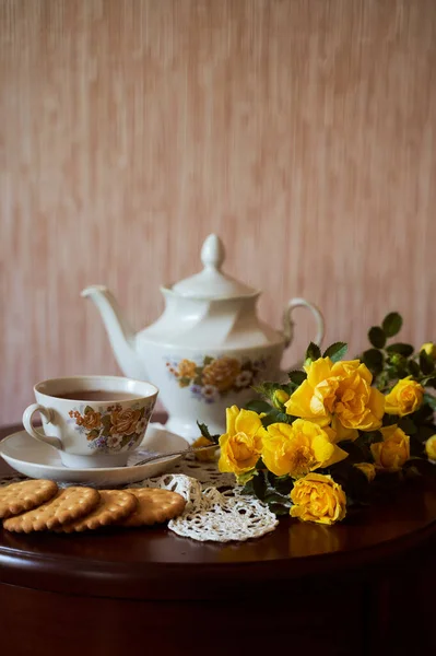 Stilleben Och Gula Rosor Tekanna Med Kopp Och Runda Kakor — Stockfoto